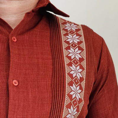 Détail des plis et boutons d’une guayabera rouge brique