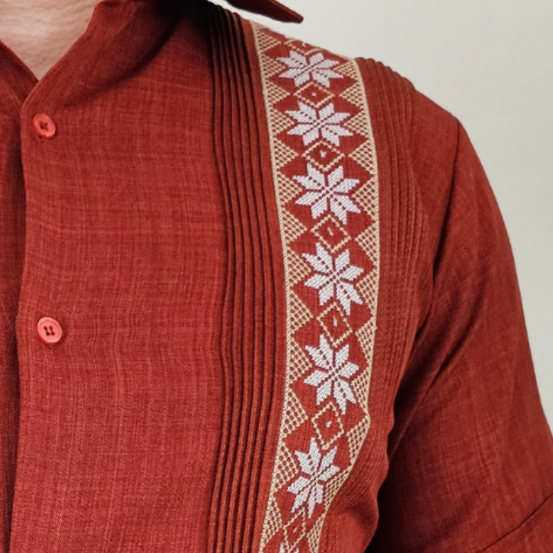 Détail des plis et poches d’une guayabera rouge brique