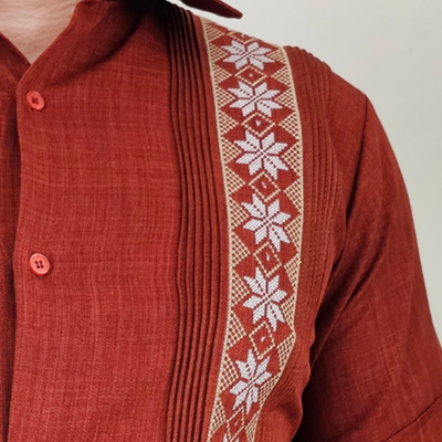 Détail des plis et poches d’une guayabera rouge brique