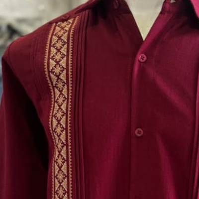 Détail des plis et poches d’une guayabera rouge vin