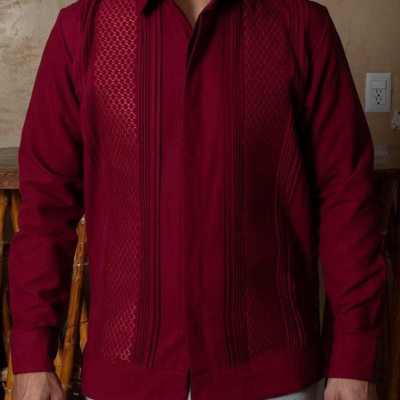 Détail des plis et poches d’une guayabera rouge vin Casa Habana