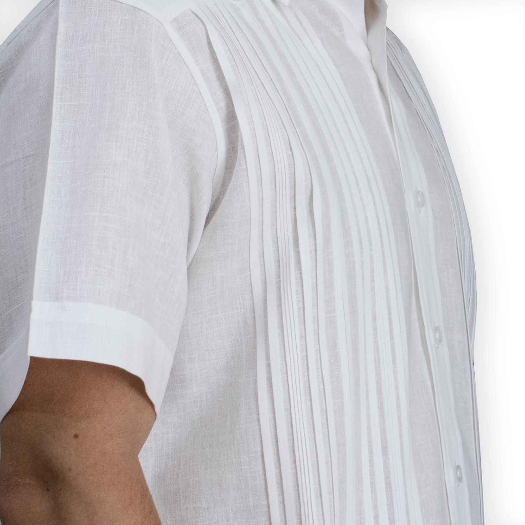 Détail des plis verticaux sur guayabera artisanale blanche pour homme