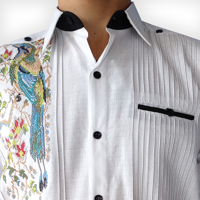 Détail du brodé coloré sur chemise guayabera artisanale mexicaine