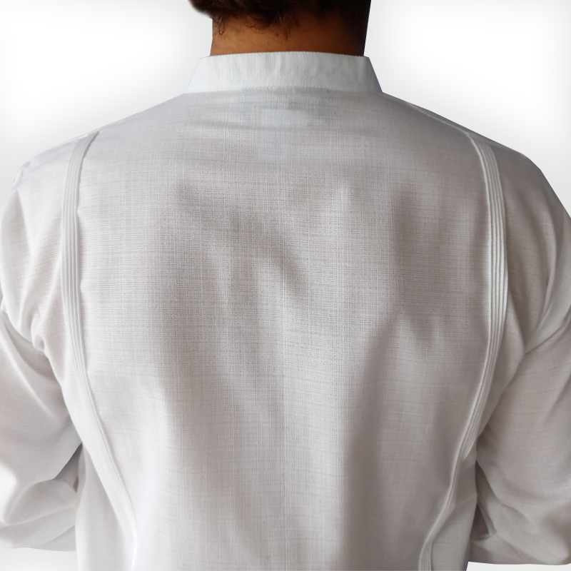 Détail du col mao d’une guayabera en lin et coton