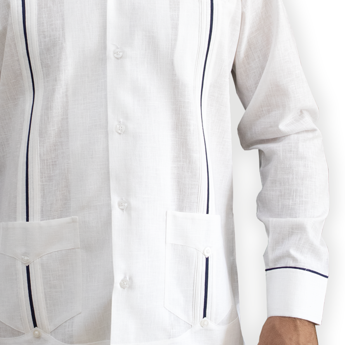 Détail du liseré bleu sur la guayabera blanche en coton léger