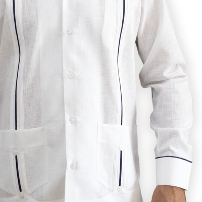 Détail du liseré bleu sur la guayabera blanche en coton léger