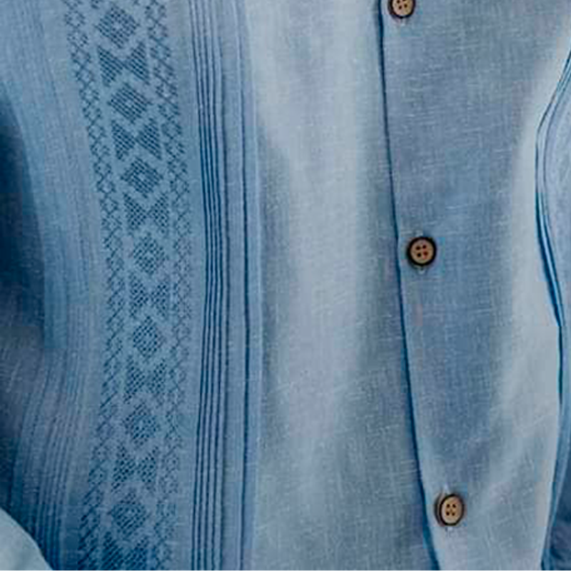 Détail du motif brodé bleu sur guayabera élégante homme