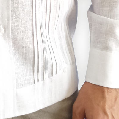 Détail du poignet français d’une guayabera de mariage élégante