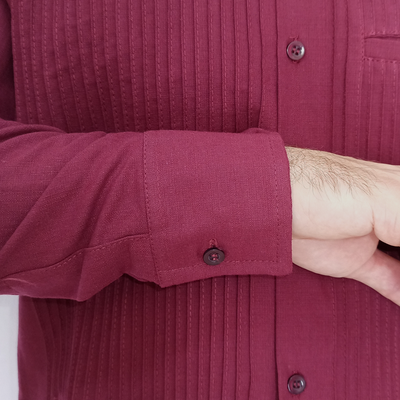 Détail du tissu bordeaux – guayabera artisanale Casa Habana