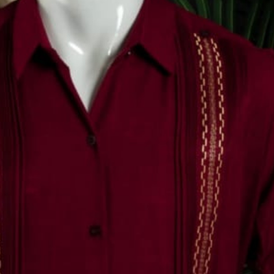 Détail du tissu grenat en lin – guayabera Casa Habana