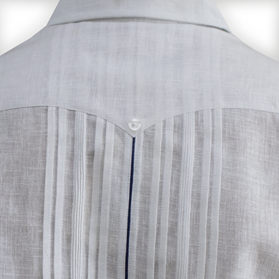 Détail du tissu léger et de la coupe de la guayabera blanche de luxe