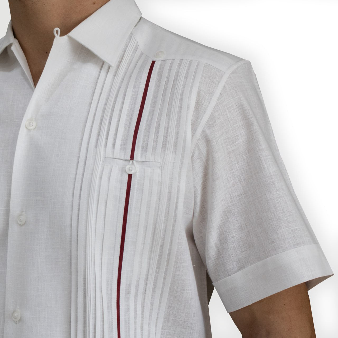 Détail du tissu léger et respirant de la guayabera de luxe