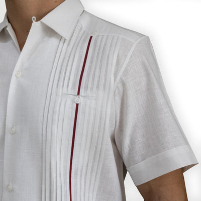 Détail du tissu léger et respirant de la guayabera de luxe