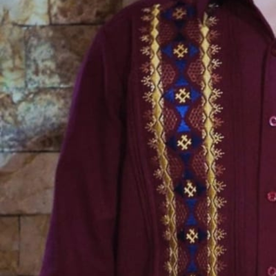 Détail du tissu rouge foncé en lin