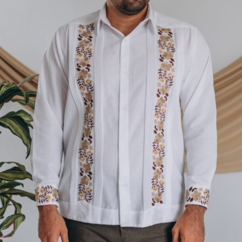 Détail fleurs beiges brodées sur guayabera blanche