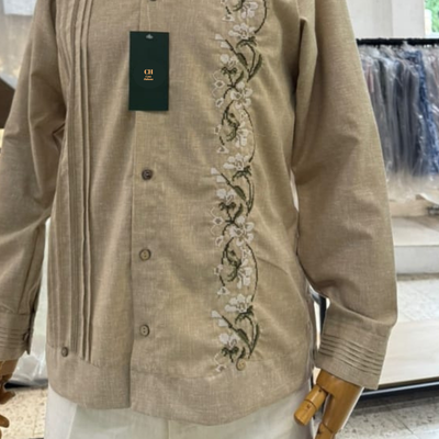 Détail fleurs brodées sur guayabera beige