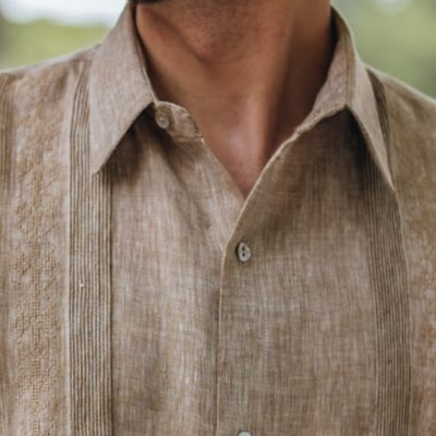 Détail guayabera beige classique homme