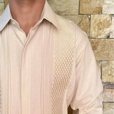 Détail guayabera beige manches longues homme