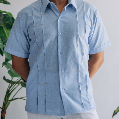 Détail guayabera bleu azur manches courtes
