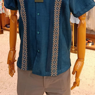 Détail guayabera bleu intense homme