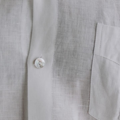 Détail guayabera cubaine blanche quatre poches