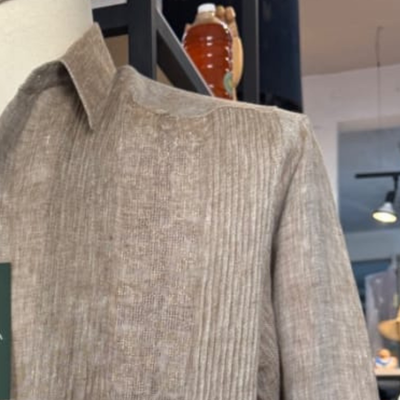 Détail guayabera présidentielle beige 100% lin