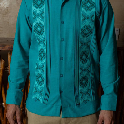 Détail plis traditionnels guayabera vert jade