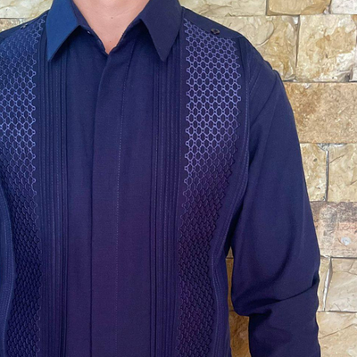 Détail tissu guayabera bleu roi artisanale