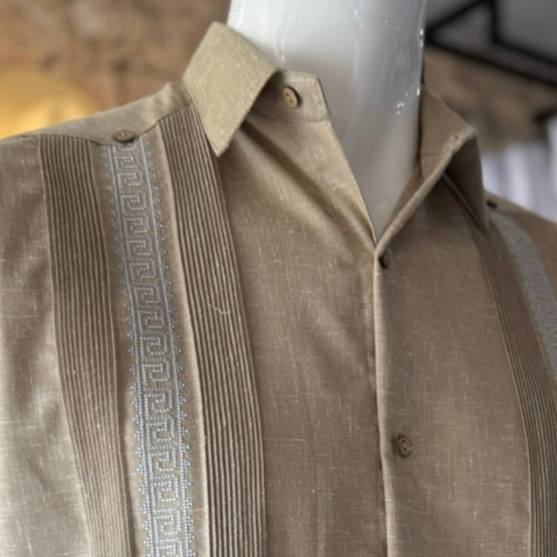 Guayabera beige brodée en lin et coton homme