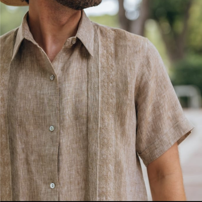 Guayabera beige homme tenue élégante été