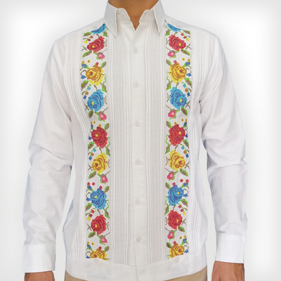 Homme portant une guayabera blanche à broderie florale artisanale