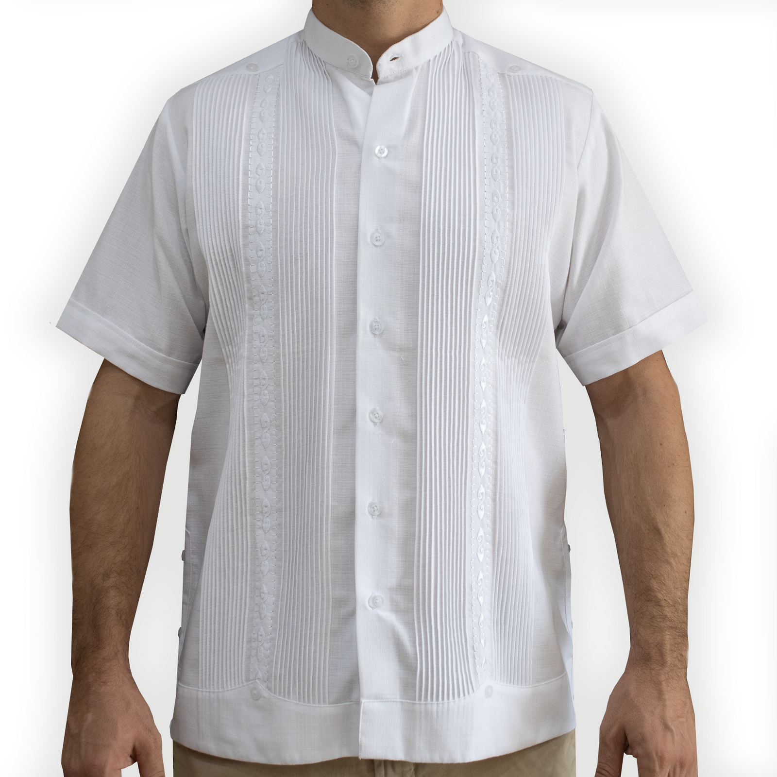 Guayabera blanche à col Mao brodée, confection artisanale du Yucatán