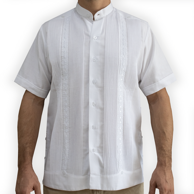 Guayabera blanche à col Mao brodée, confection artisanale du Yucatán