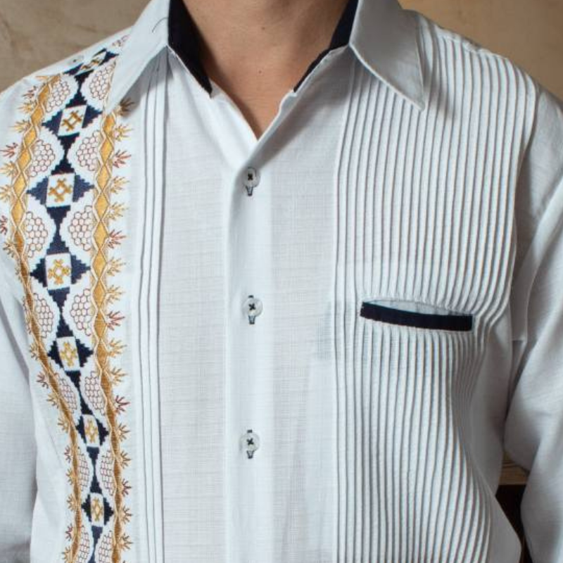 Guayabera blanche avec broderies dorées au point de croix