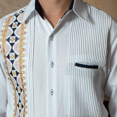 Guayabera blanche avec broderies dorées au point de croix