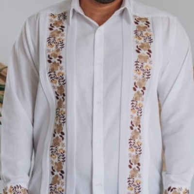 Guayabera blanche avec broderies florales beiges