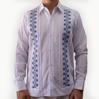 Guayabera blanche brodée à manches longues avec motifs bleus mayas