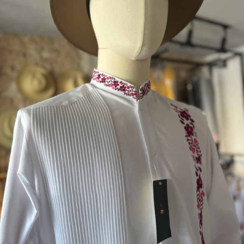 Guayabera blanche col Mao avec broderies florales roses