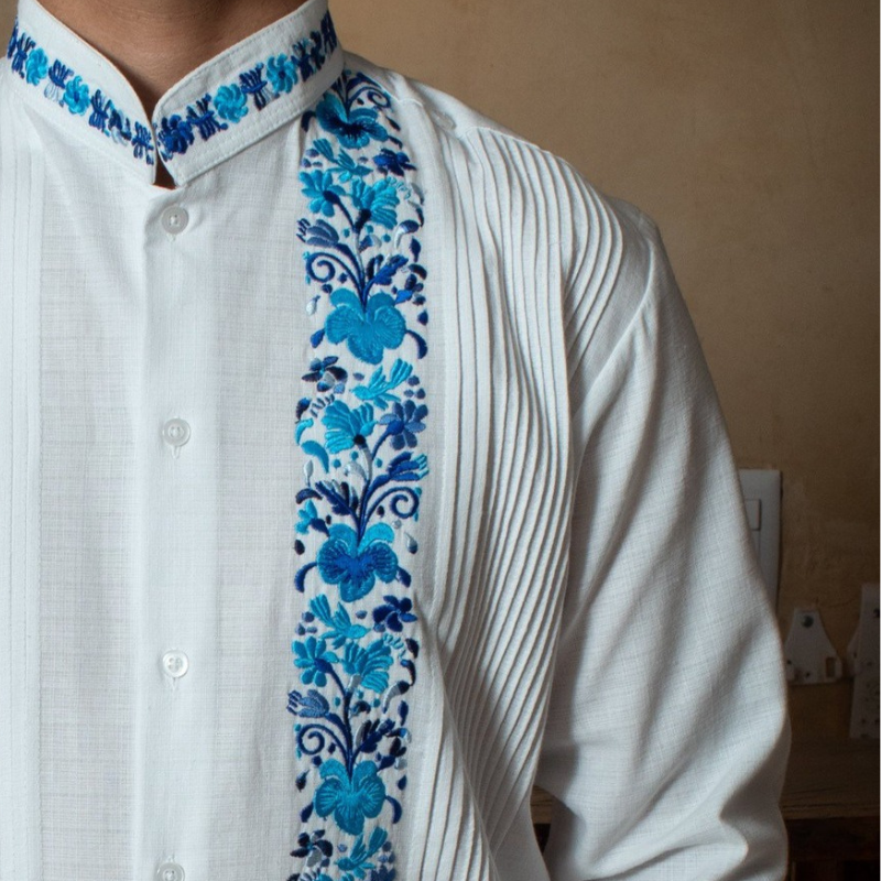 Guayabera blanche col Mao avec fleurs bleues brodées