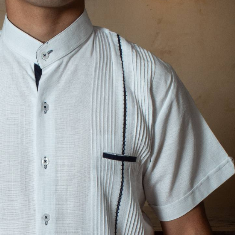 Guayabera blanche col Mao liserés bleu marine homme