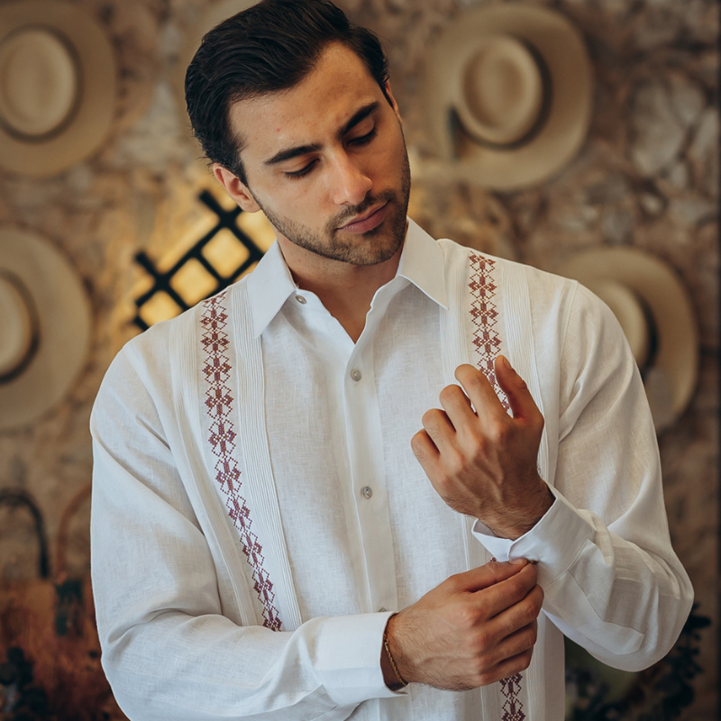 Guayabera blanche mexicaine avec broderies multicolores