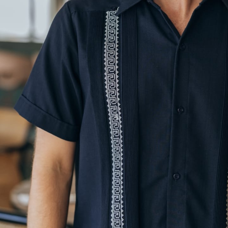 Guayabera Bleu Marine Broderie Artisanale