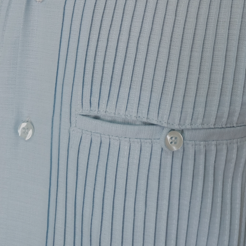 Guayabera bleu pastel avec poches et détails raffinés