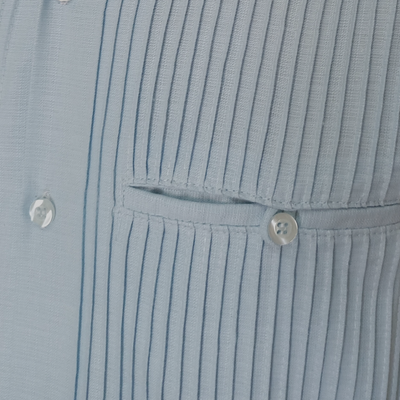 Guayabera bleu pastel avec poches et détails raffinés