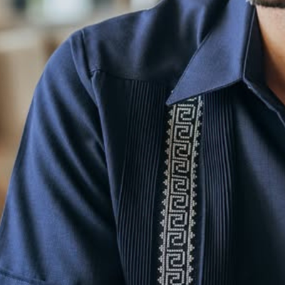 Guayabera bleu profond homme tenue élégante été