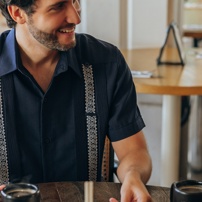 Guayabera bleu profond manches courtes homme