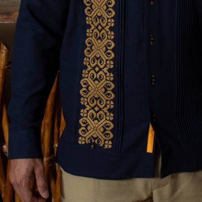 Guayabera bleu roi pour mariage tropical avec broderie jaune