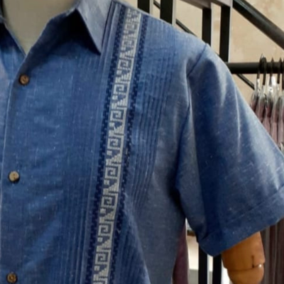 Guayabera bleue brodée en lin et coton