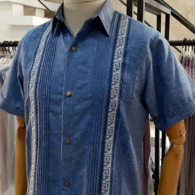 Guayabera bleue brodée manches
