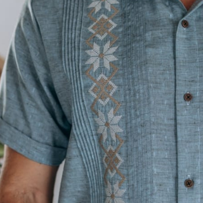 Guayabera bleue brodée manches courtes  pour homme